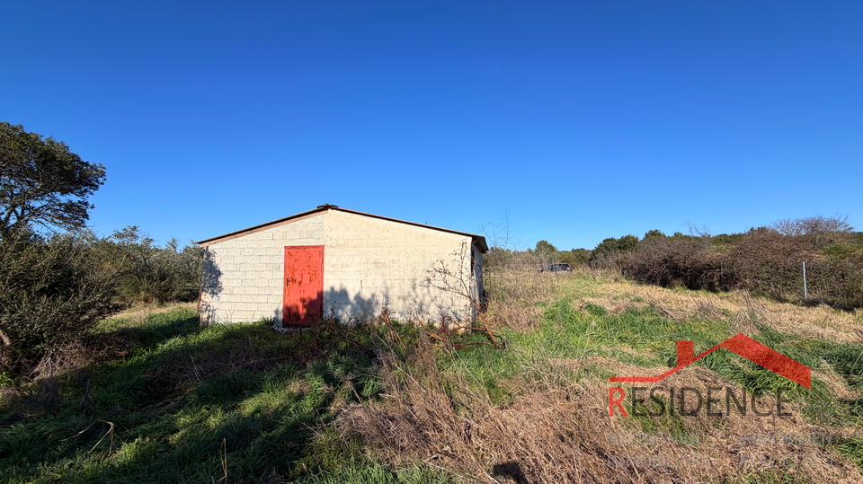 Pula&comma; Monte Turco&comma; zemlji&scaron;te sa gospodarskom zgradom