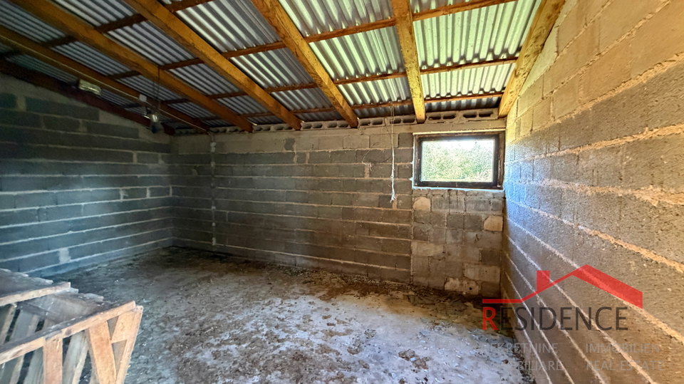 Pula&comma; Monte Turco&comma; zemlji&scaron;te sa gospodarskom zgradom