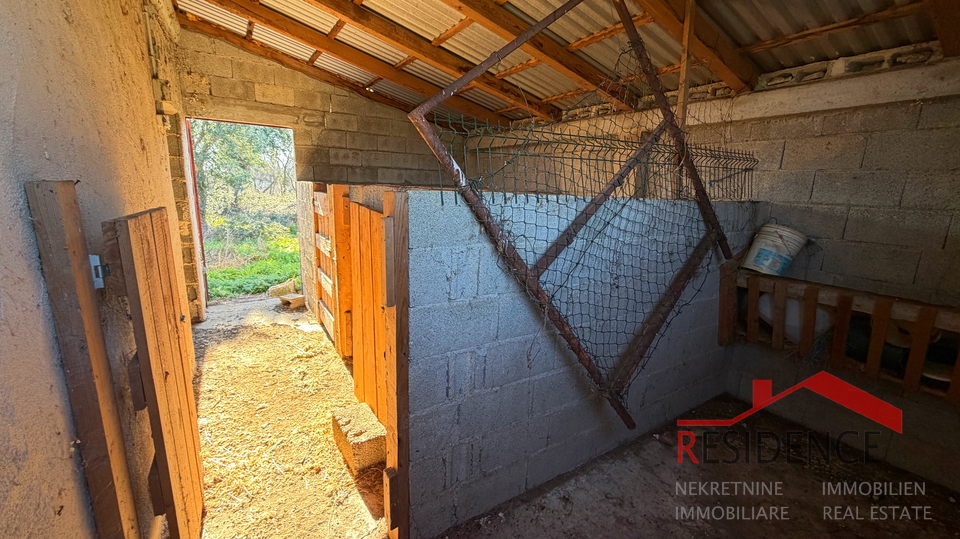 Pula&comma; Monte Turco&comma; zemlji&scaron;te sa gospodarskom zgradom