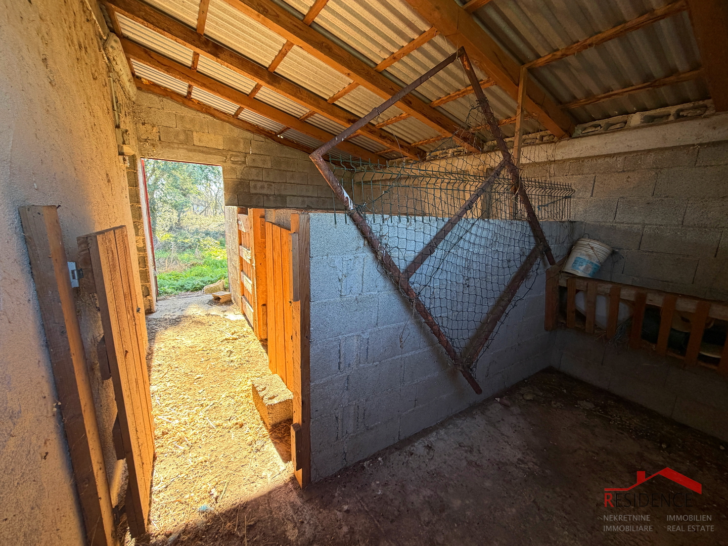 Pula, Monte Turco, land with building