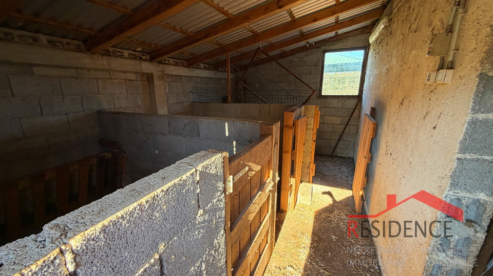 Pula&comma; Monte Turco&comma; zemlji&scaron;te sa gospodarskom zgradom