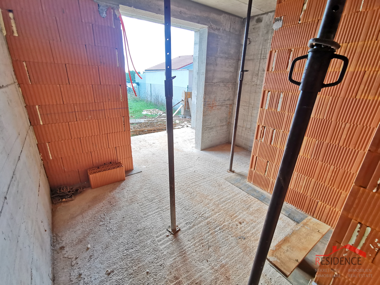 Stan, novogradnja, prizemlje, parkirno mjesto, vrt