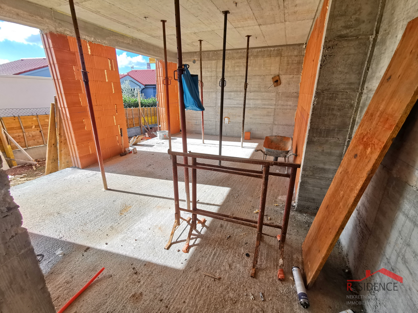 Stan, novogradnja, prizemlje, parkirno mjesto, vrt