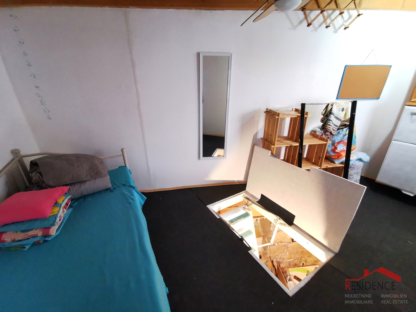 Pula, Zentrum, Wohnung im 4. Stock, für die Renovierung