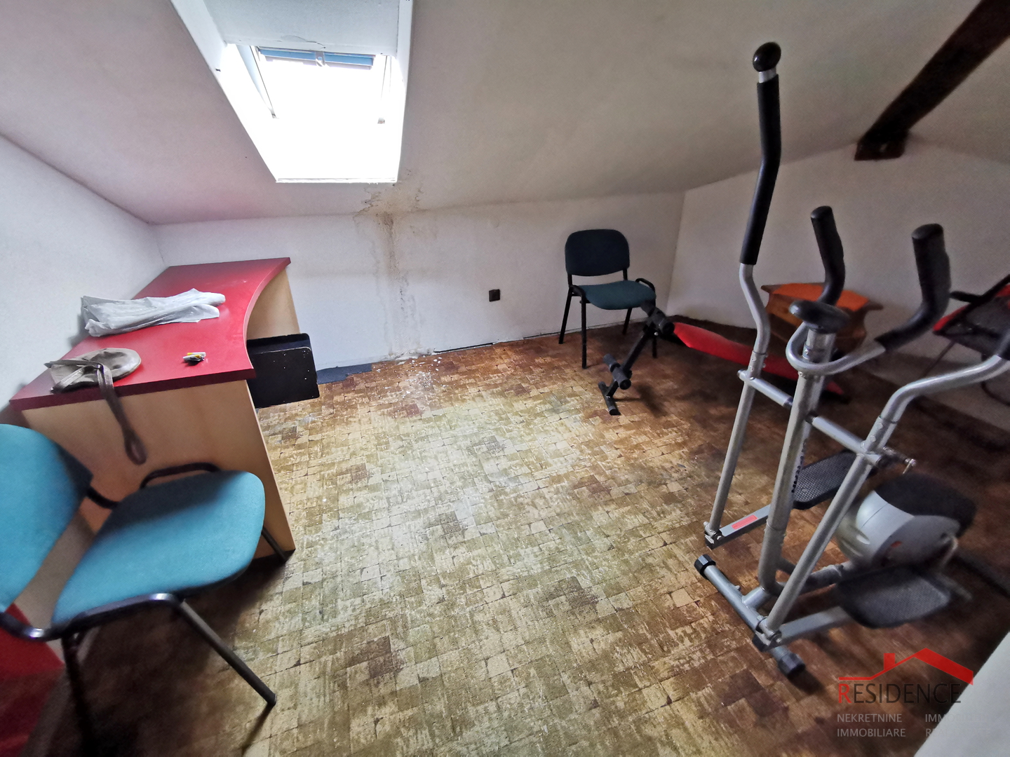 Pula, Zentrum, Wohnung im 4. Stock, für die Renovierung