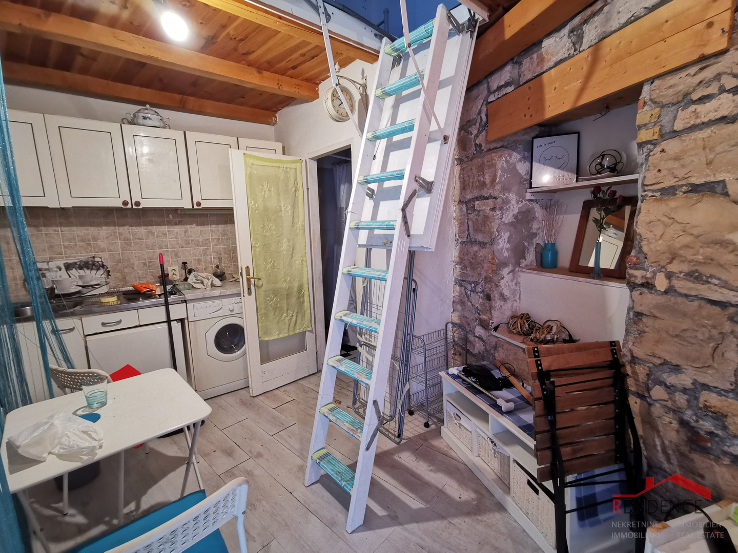 Pula, Zentrum, Wohnung im 4. Stock, für die Renovierung