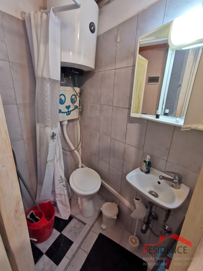 Pula, Zentrum, Wohnung im 4. Stock, für die Renovierung