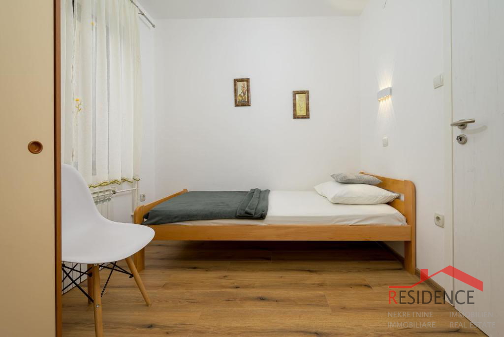 Prostrana kuća s 7 apartmana i velikim vrtom u Štinjanu