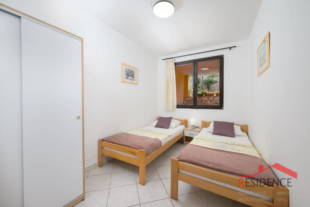 Prostrana kuća s 7 apartmana i velikim vrtom u Štinjanu