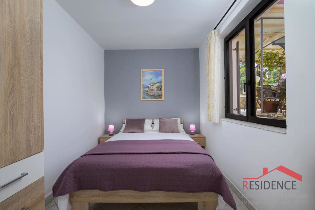 Prostrana kuća s 7 apartmana i velikim vrtom u Štinjanu