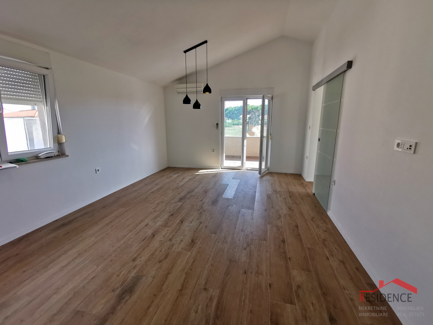 Pula, Valdebek, stan, 2 spavaće sobe, parkirno mjesto, spremište