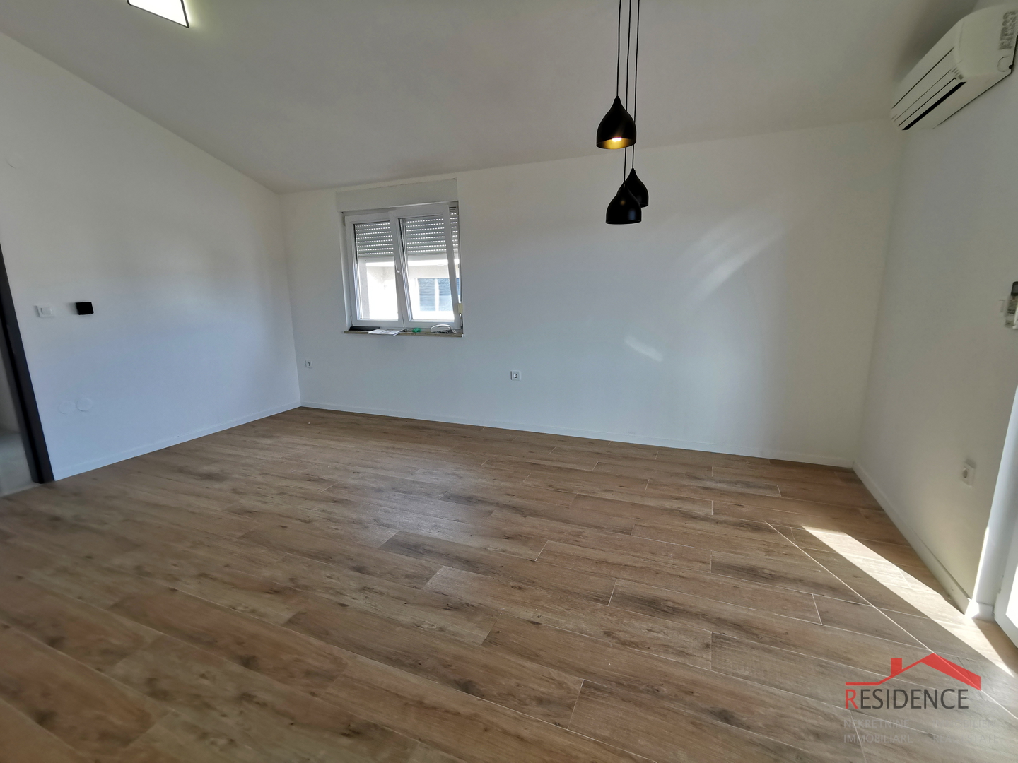 Pula, Valdebek, stan, 2 spavaće sobe, parkirno mjesto, spremište