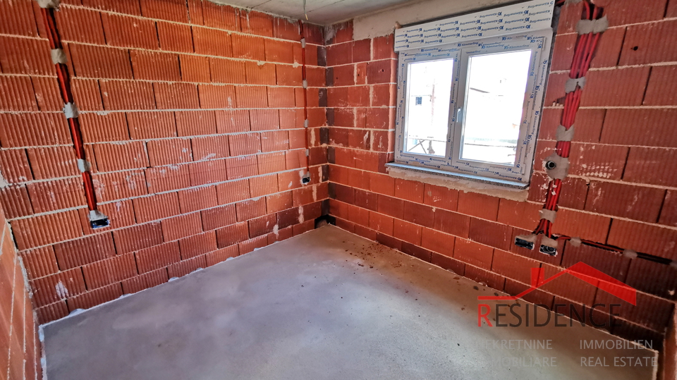 Pula, Valdebek, Wohnung im 2. Stock, Garage