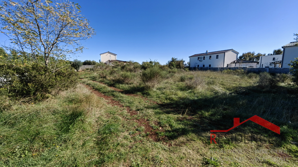 Radeki polje, building land next to asphalt