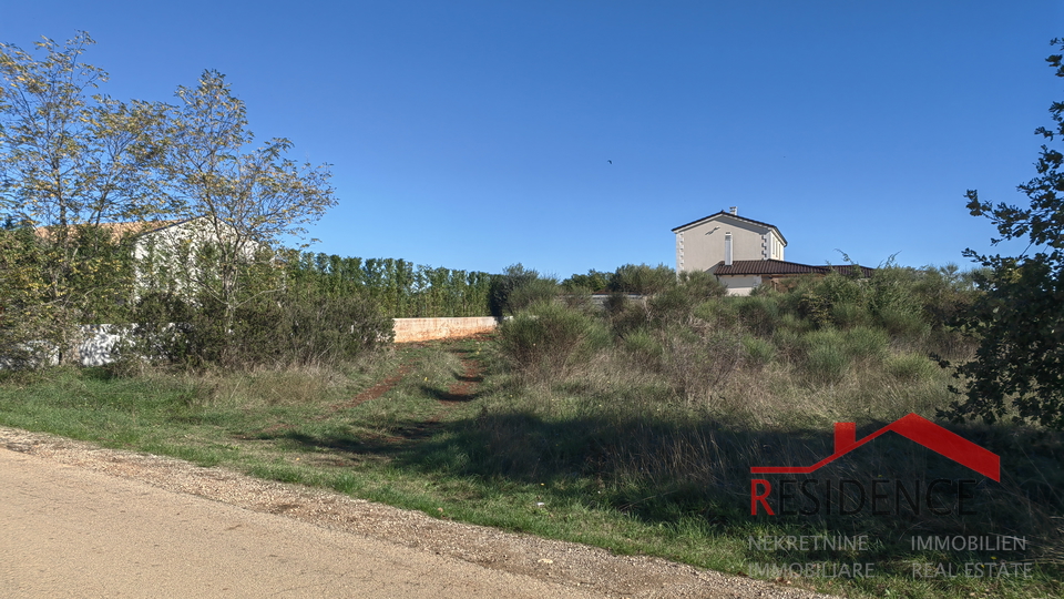 Radeki polje, building land next to asphalt