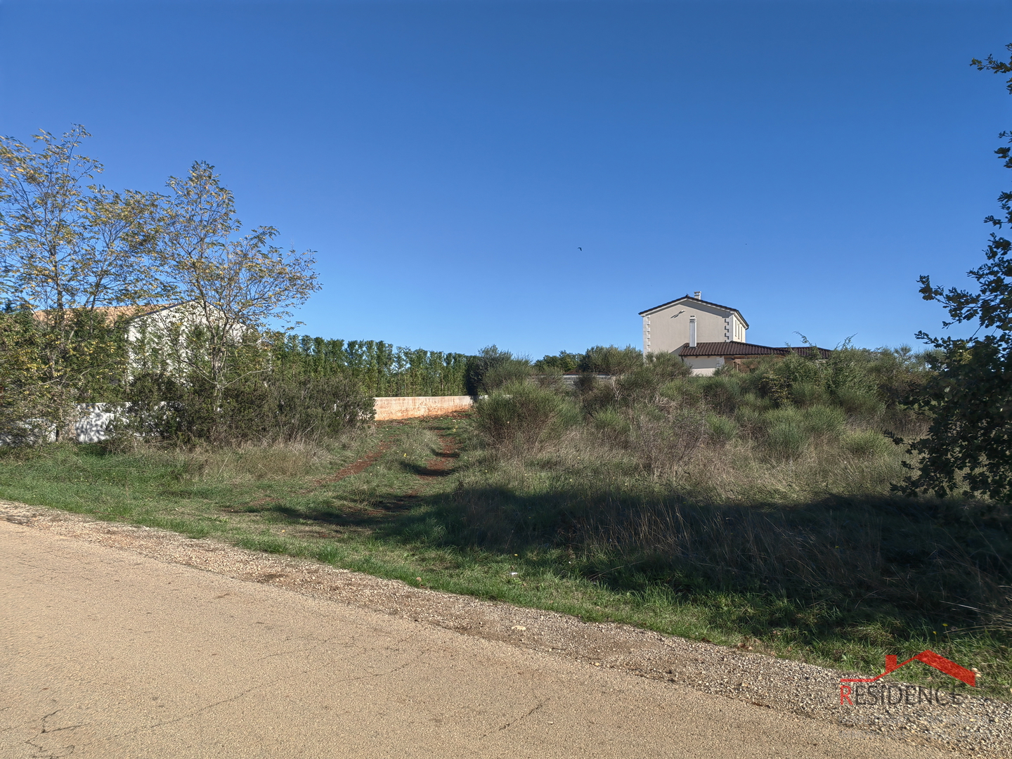 Radeki polje, građevinsko zemljište uz asfalt