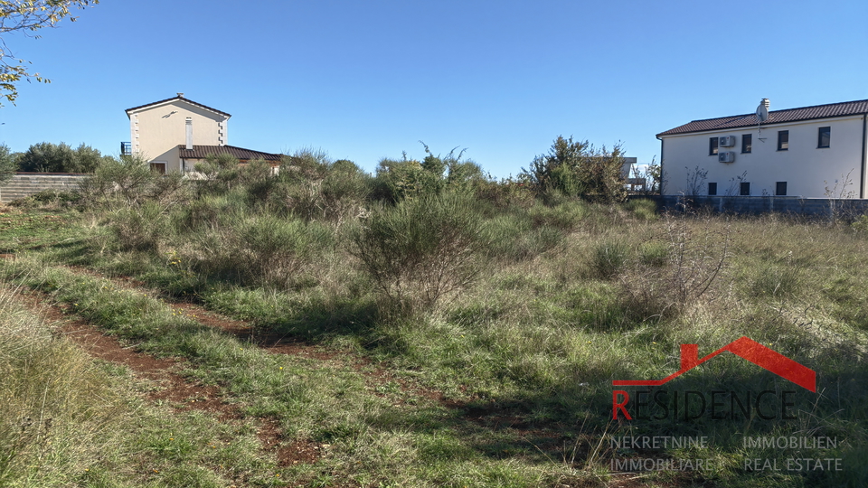 Radeki polje, building land next to asphalt