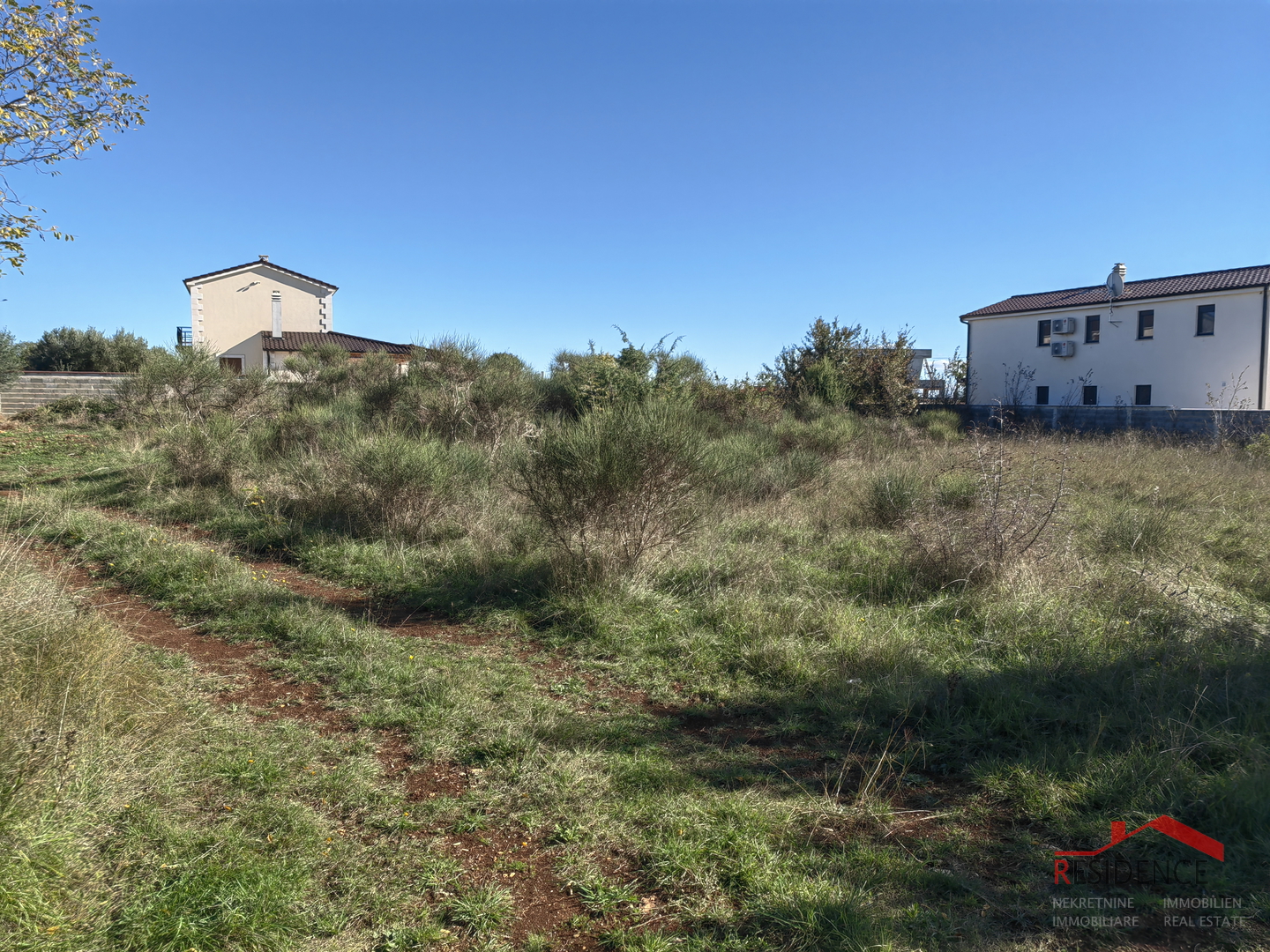 Radeki polje, građevinsko zemljište uz asfalt