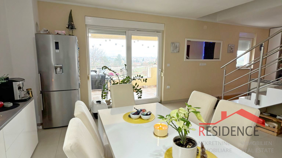 Pula-&Scaron;ijana&comma; lijepi dvoeta&zcaron;ni stan s dvije terase i pogledom na grad