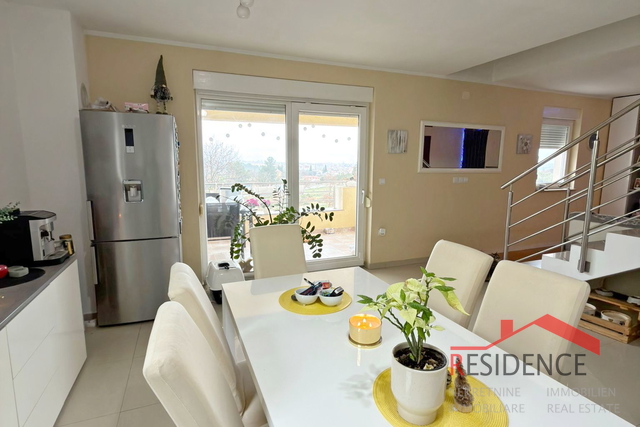 Pula-Šijana, lijepi dvoetažni stan s dvije terase i pogledom na grad