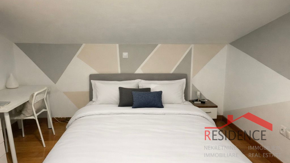 Pula-&Scaron;ijana&comma; lijepi dvoeta&zcaron;ni stan s dvije terase i pogledom na grad