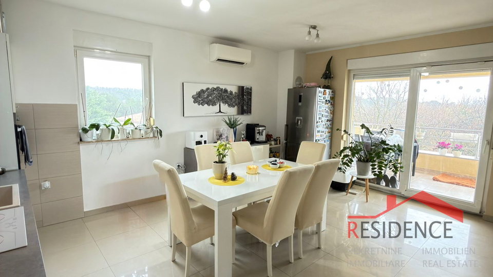 Pula-&Scaron;ijana&comma; lijepi dvoeta&zcaron;ni stan s dvije terase i pogledom na grad