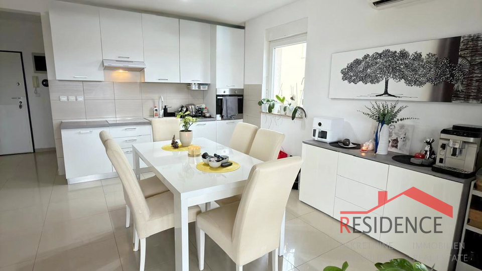 Pula-&Scaron;ijana&comma; lijepi dvoeta&zcaron;ni stan s dvije terase i pogledom na grad