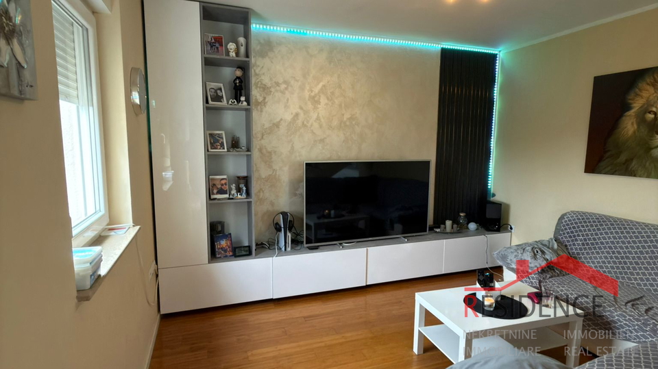 Pula-&Scaron;ijana&comma; lijepi dvoeta&zcaron;ni stan s dvije terase i pogledom na grad