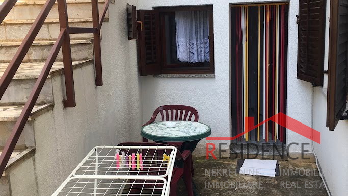 Stan u Premanturi, prizemlje, dvorište, 3 parkirna mjesta