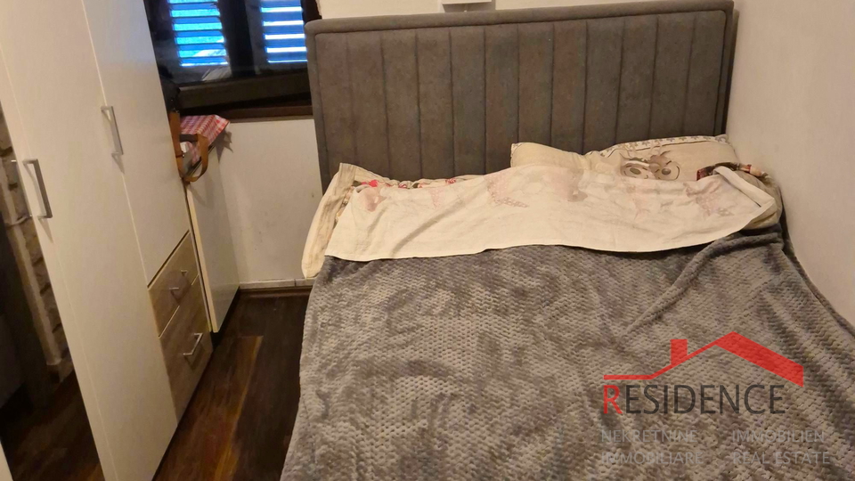 Stan u Premanturi, prizemlje, dvorište, 3 parkirna mjesta