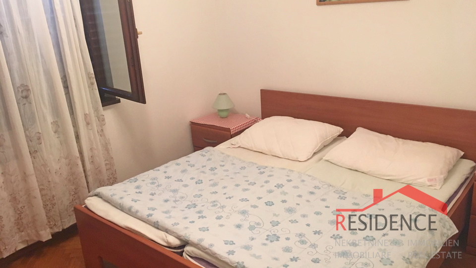 Stan u Premanturi, prizemlje, dvorište, 3 parkirna mjesta