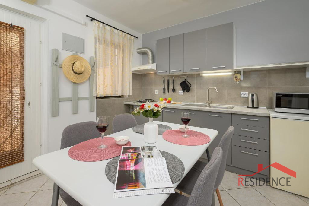 Prostrana kuća s 7 apartmana i velikim vrtom u Štinjanu