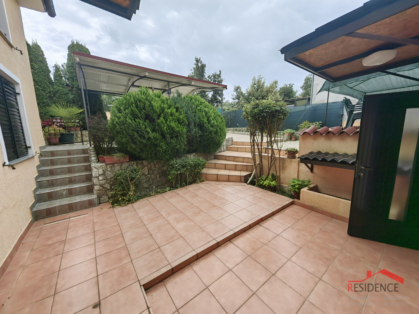 Prostrana kuća s 7 apartmana i velikim vrtom u Štinjanu