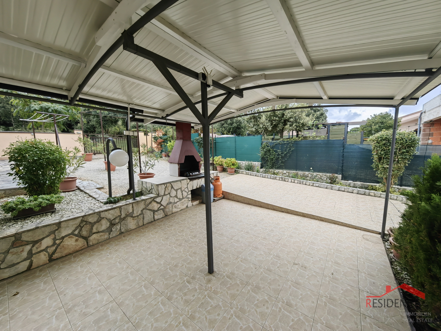 Prostrana kuća s 7 apartmana i velikim vrtom u Štinjanu