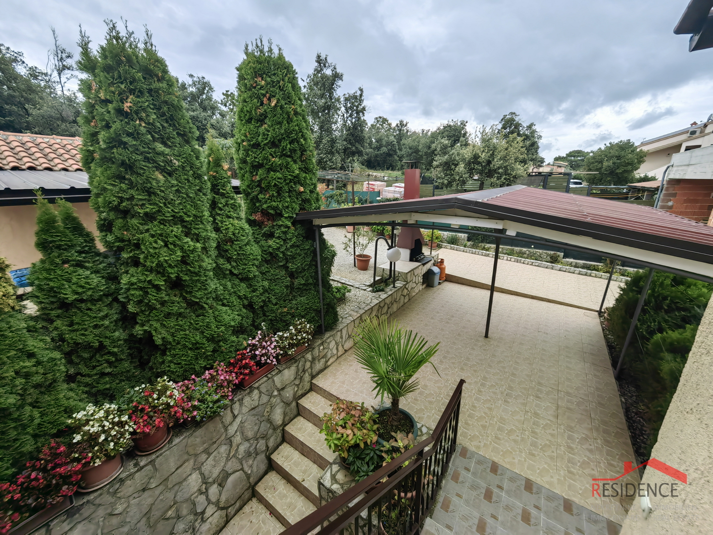 Prostrana kuća s 7 apartmana i velikim vrtom u Štinjanu