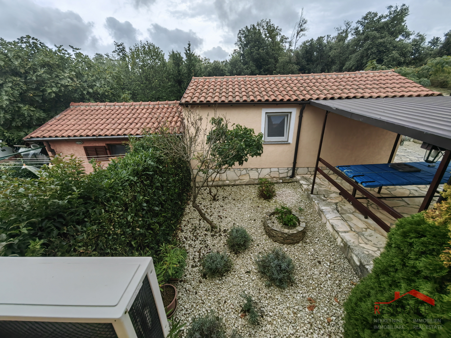 Prostrana kuća s 7 apartmana i velikim vrtom u Štinjanu