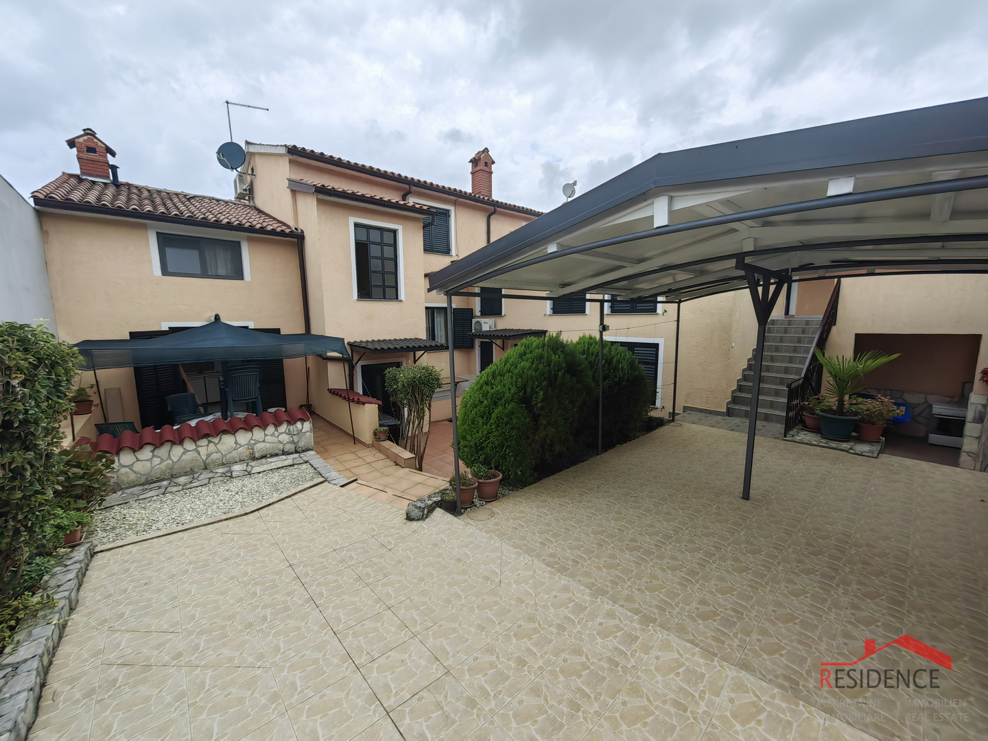 Prostrana kuća s 7 apartmana i velikim vrtom u Štinjanu