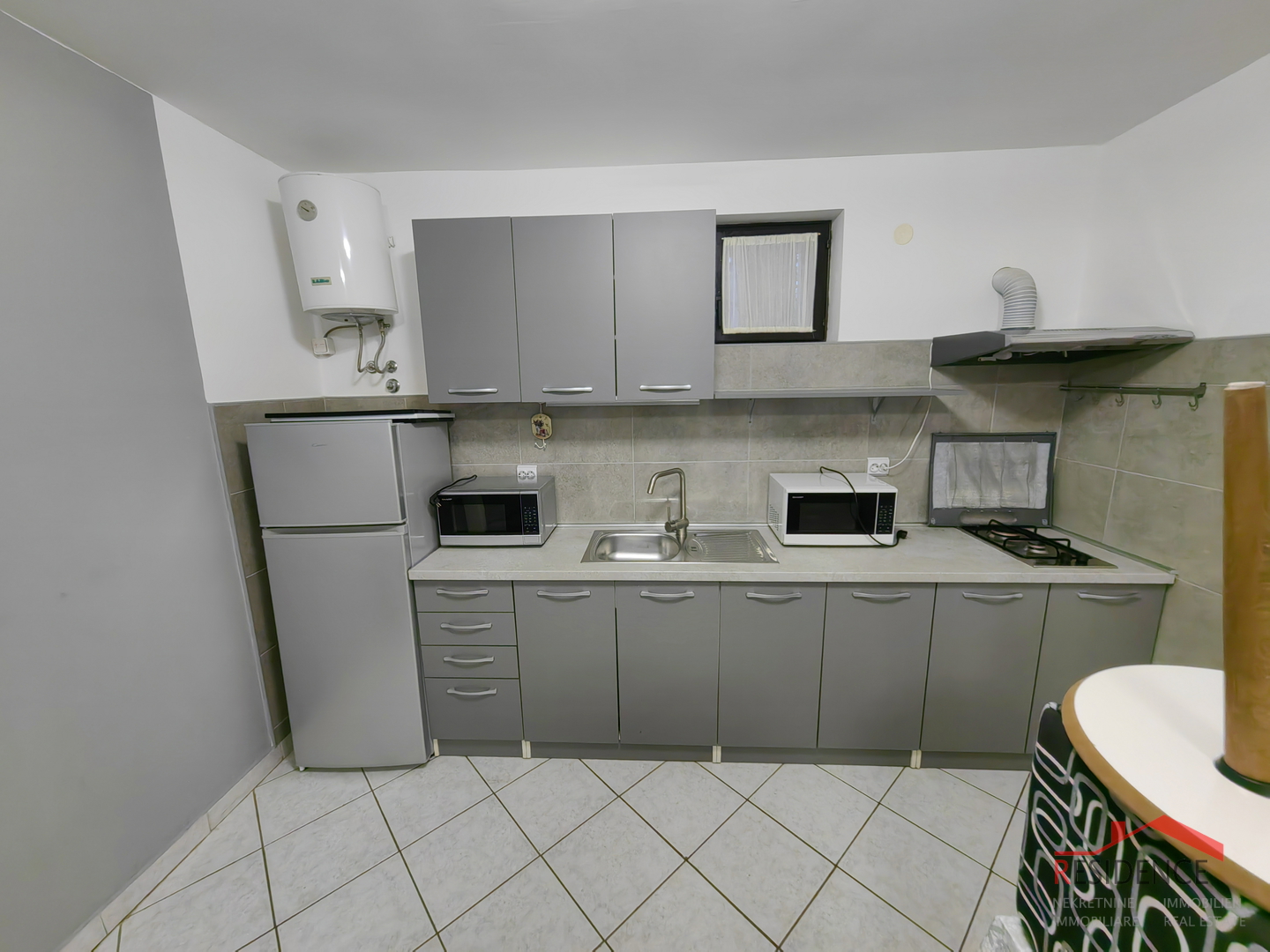 Prostrana kuća s 7 apartmana i velikim vrtom u Štinjanu