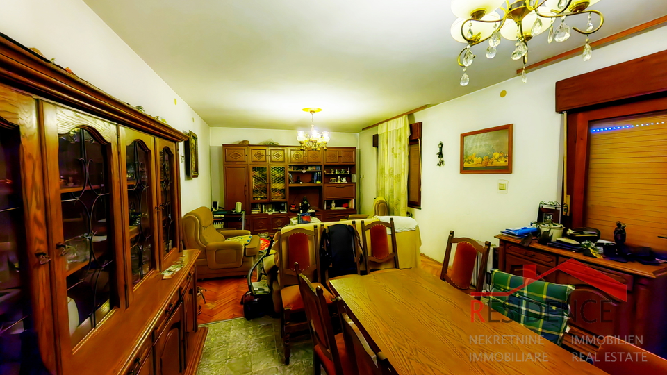 Casa a Veli Vrh con ampio giardino e terreno edificabile
