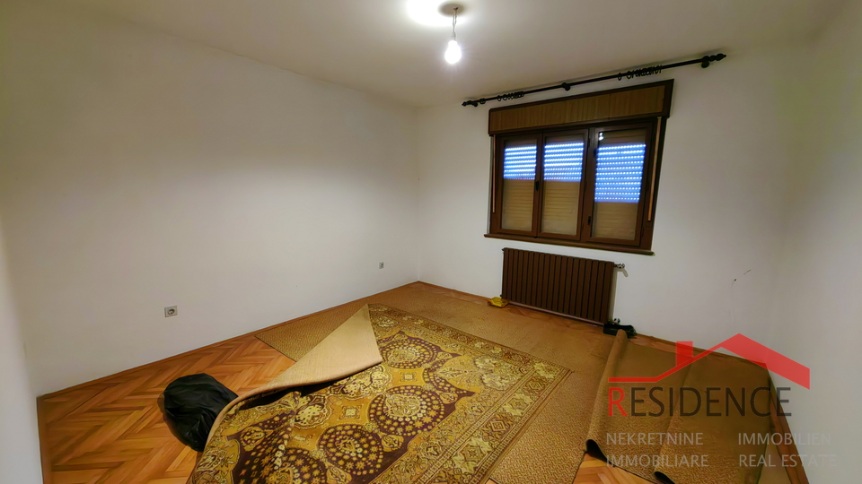 Casa a Veli Vrh con ampio giardino e terreno edificabile