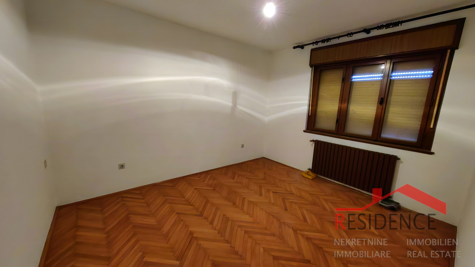 Casa a Veli Vrh con ampio giardino e terreno edificabile