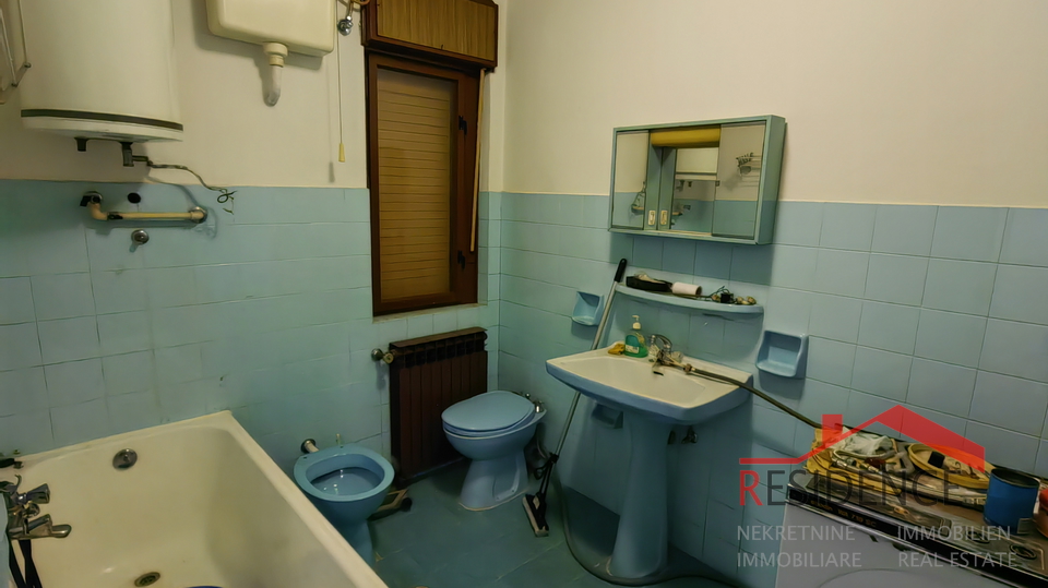 Casa a Veli Vrh con ampio giardino e terreno edificabile