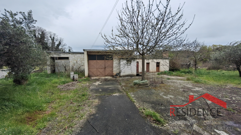 Casa a Veli Vrh con ampio giardino e terreno edificabile