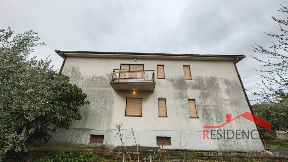 Casa a Veli Vrh con ampio giardino e terreno edificabile