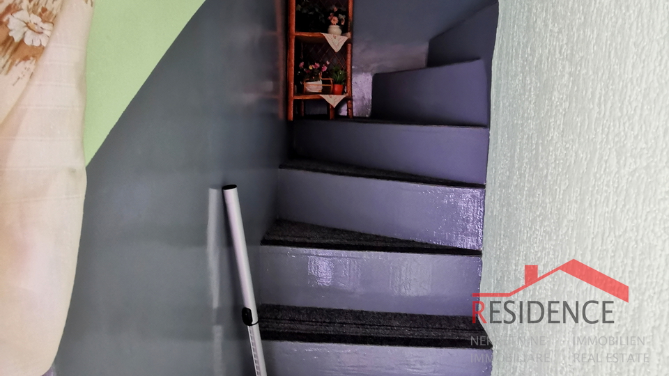 Vodnjan, kamena kuća, zadnja u nizu, na 3 etaže
