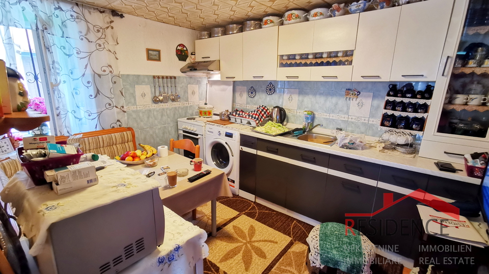 Vodnjan, kamena kuća, zadnja u nizu, na 3 etaže