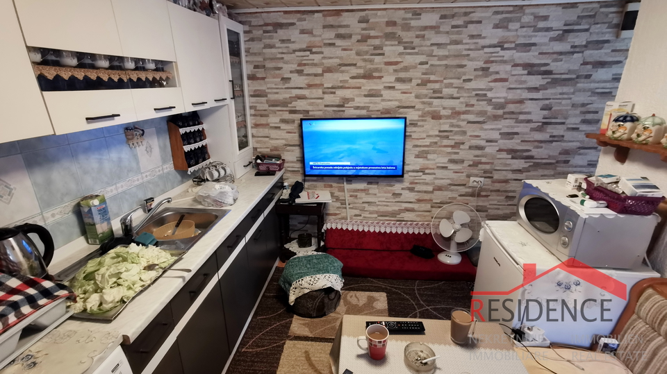 Vodnjan, kamena kuća, zadnja u nizu, na 3 etaže