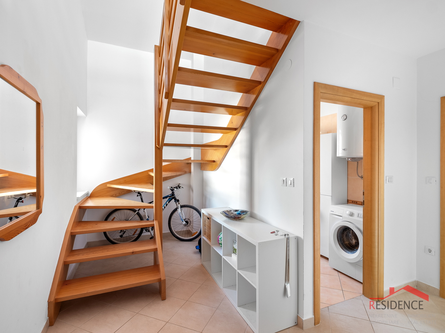 BANJOLE- VOLME, FIRST FLOOR APARTMENT, TWO STORY, SWIMMING POOL