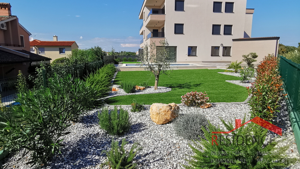 Banjole - Volme, novo stanovanje v pritličju z bazenom in vrtom, garaža
