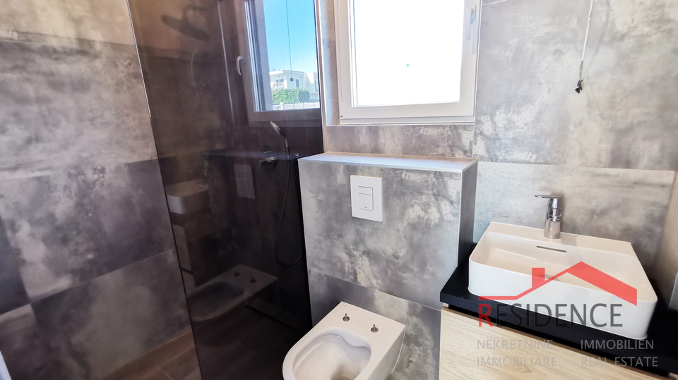 Banjole - Volme, novo stanovanje v pritličju z bazenom in vrtom, garaža
